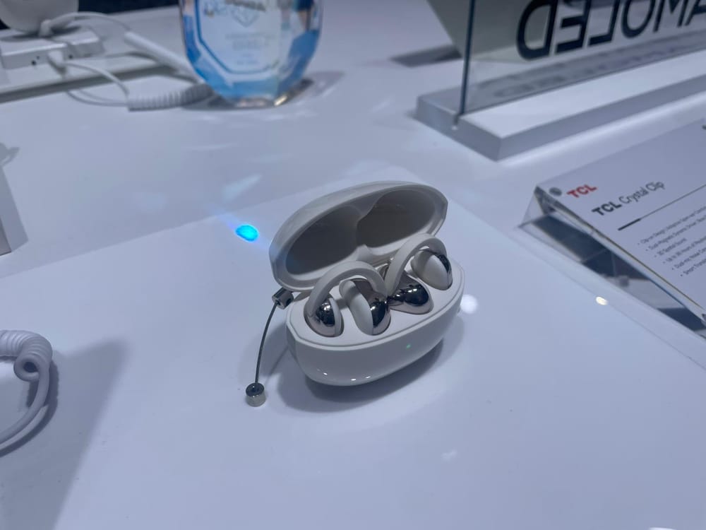 Fotografía de los nuevos auriculares TCL CrystalClip de tipo clip durante su presentación en el MWC 2026 de Barcelona