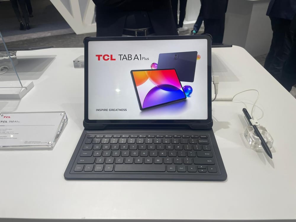 Fotografía de la TCL TAB A1 Plus y el T-Pen Pro durante el MWC 2026 de Barcelona