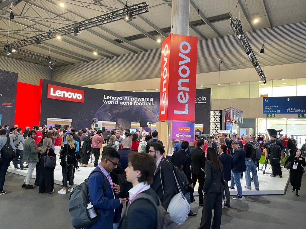 Fotografía de los expositores de Lenovo en el MWC de Barcelona 2026