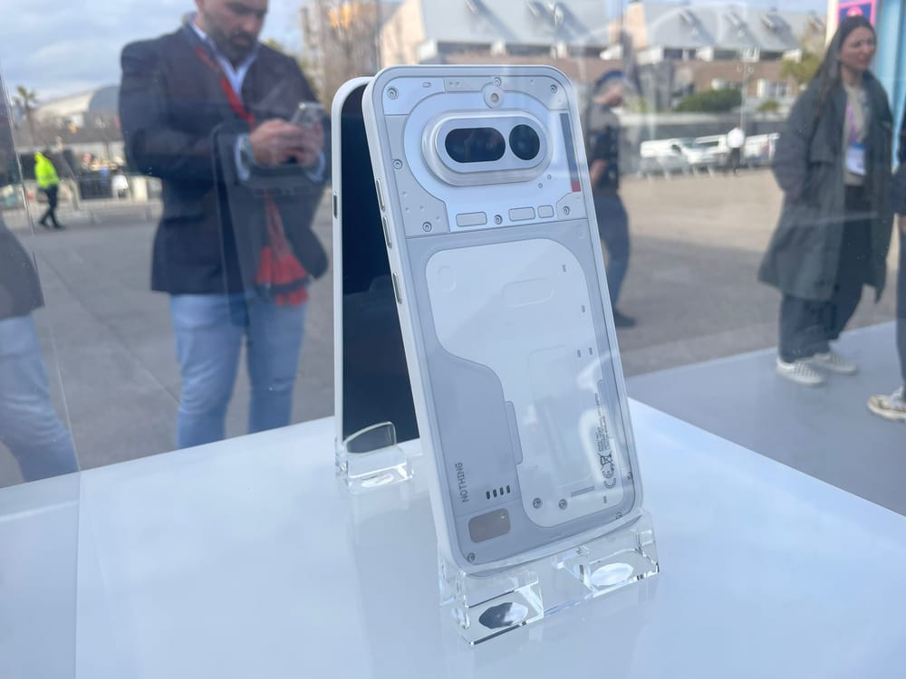Fotografía del expositor del Nothing Phone 4a en el MWC de Barcelona 2026