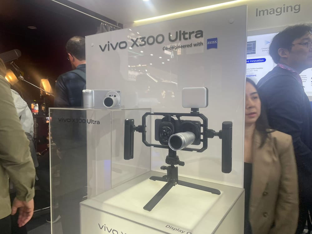 Expositor del Vivo X300 Ultra durante el MWC de Barcelona 2026