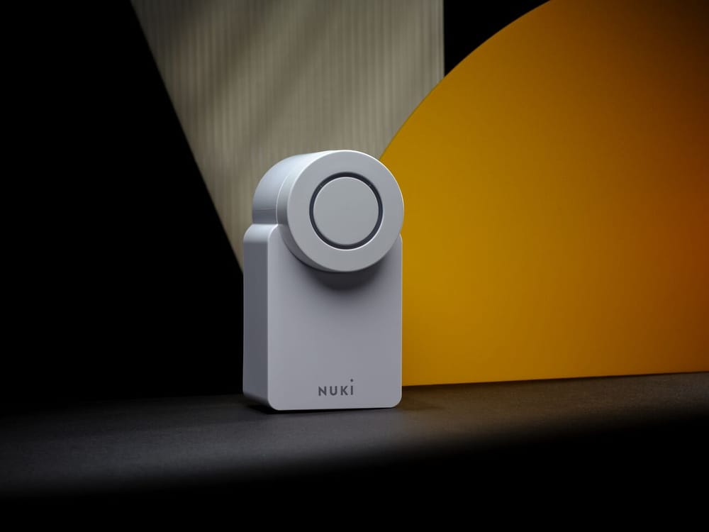 Cerradura inteligente de la marca Nuki en color blanco