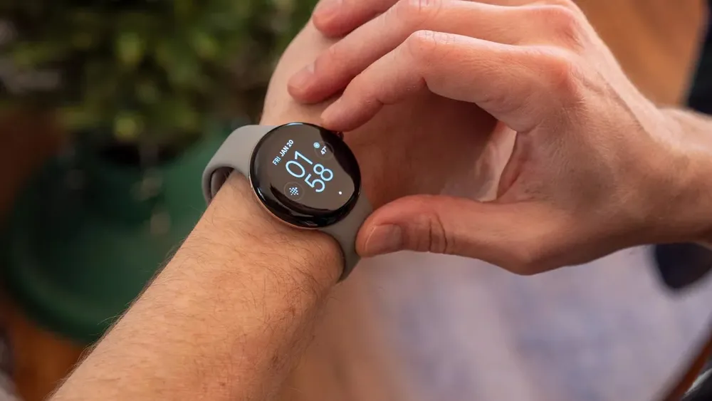 Pixel Watch 2 puesto en la muñeca de un hombre