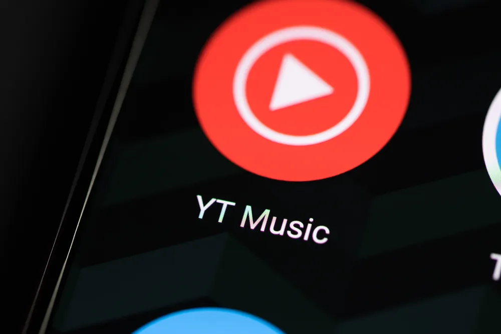 Logo de YouTube Music en un fondo negro