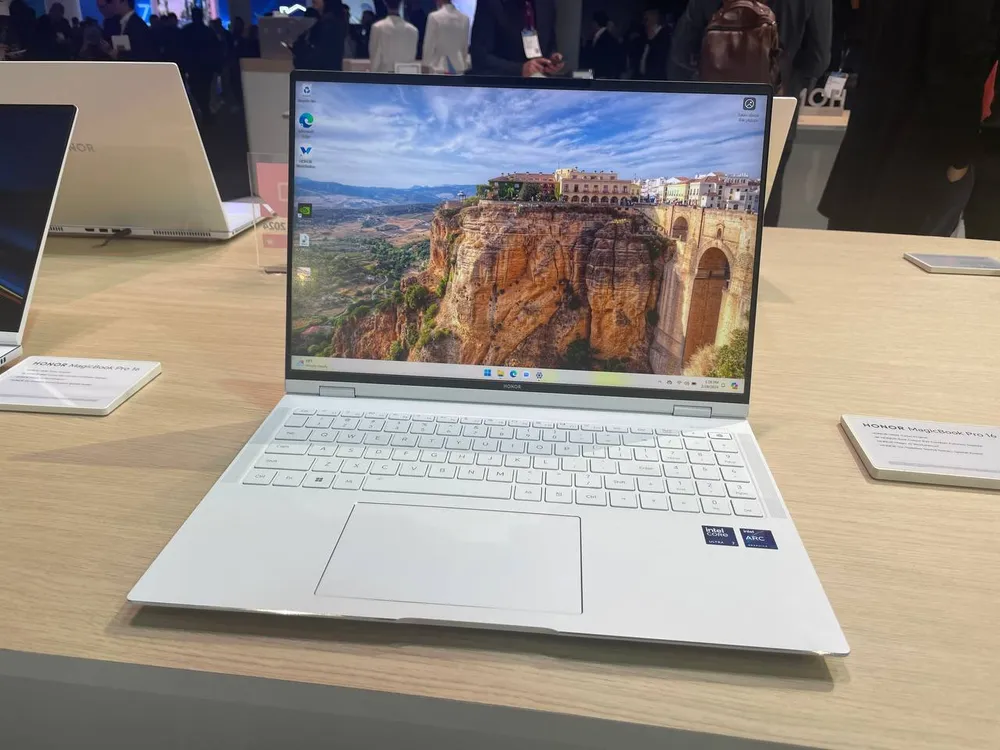 Fotografía del HONOR MagicBook Pro 16 tomada durante el MWC de Barcelona 2024