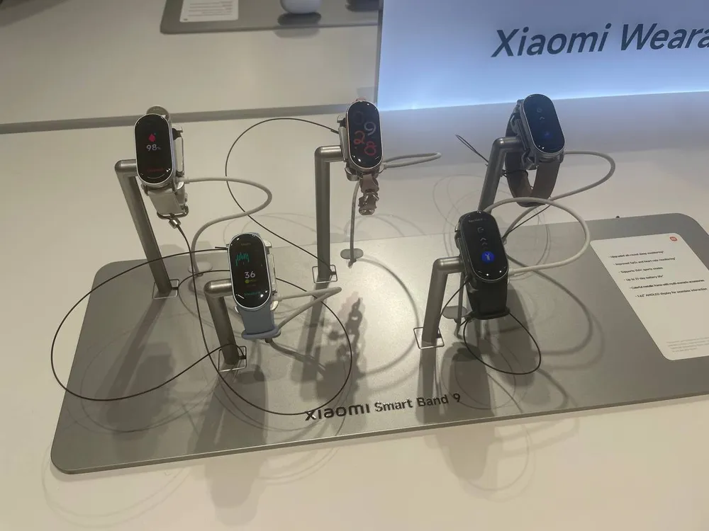 Expositor de la Xiaomi Smart Band 9. Imagen tomada por el equipo de AndroidTR.es en el estand de Xiaomi en el MWC 2025