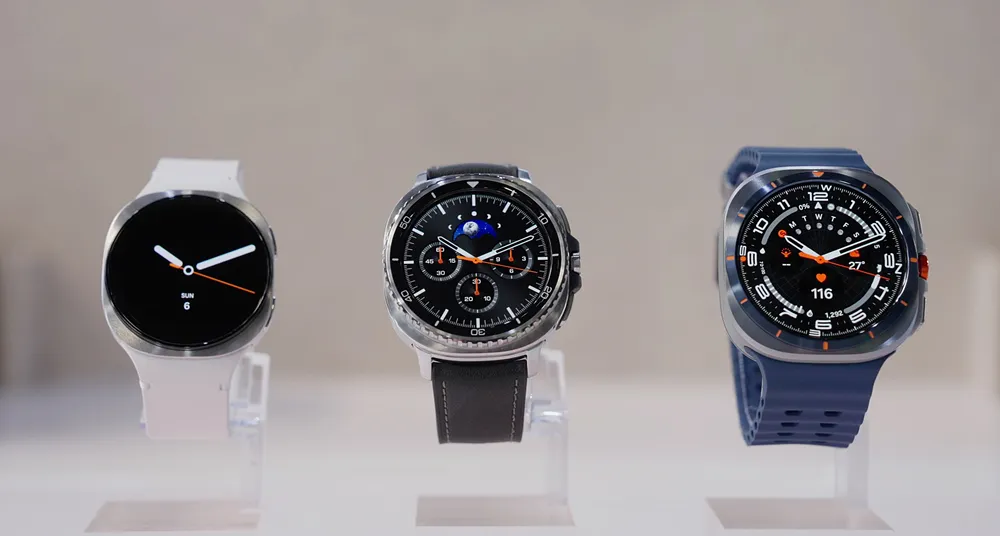 (De izquierda a derecha) Galaxy Watch8, Galaxy Watch8 Classic y Galaxy Watch Ultra en azul titanio