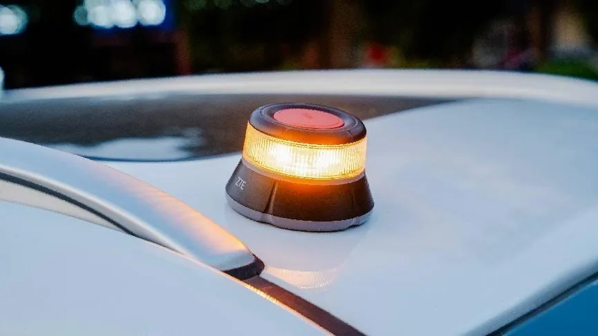 La baliza V16 conectada que sustituirá a los triángulos de emergencia