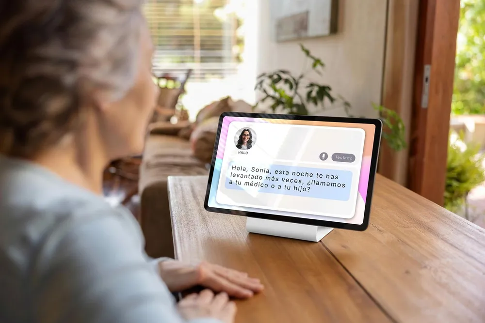 Imagen promocional del nuevo hardware de teleasistencia Zeus Halo de SPC