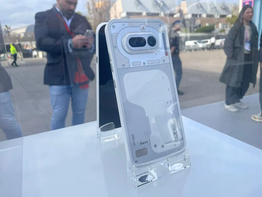 Fotografía del expositor del Nothing Phone 4a en el MWC de Barcelona 2026
