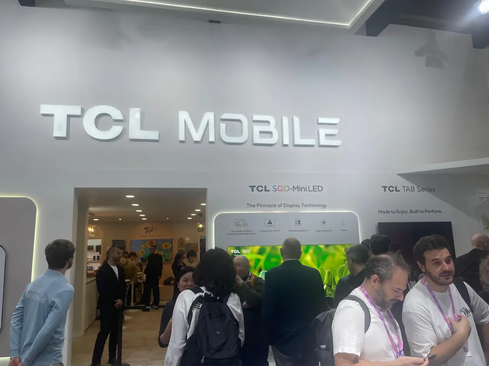 Fotografía tomada al stand de TCL Mobile durante el MWC 2026 de Barcelona