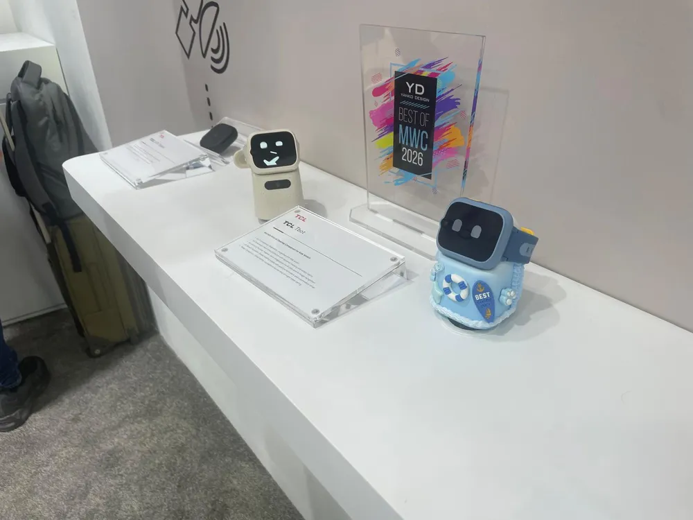 Fotografía del expositor del TCL Tbot en su presentación durante el MWC 2026 de Barcelona