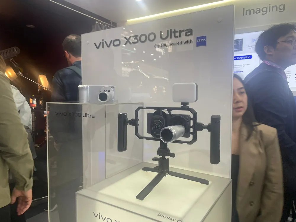 Expositor del Vivo X300 Ultra durante el MWC de Barcelona 2026
