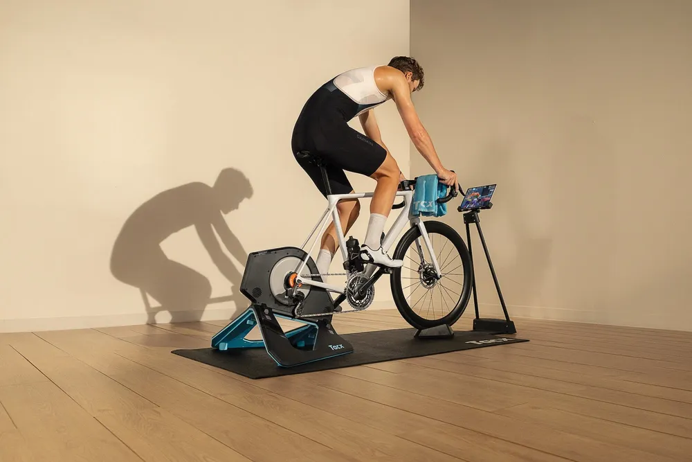 Imagen del Garmin Tacx NEO 2T con Zwift Cog y Click integrados