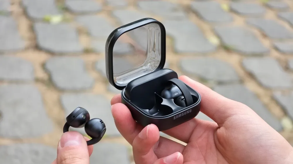Galaxy Buds On En color negro