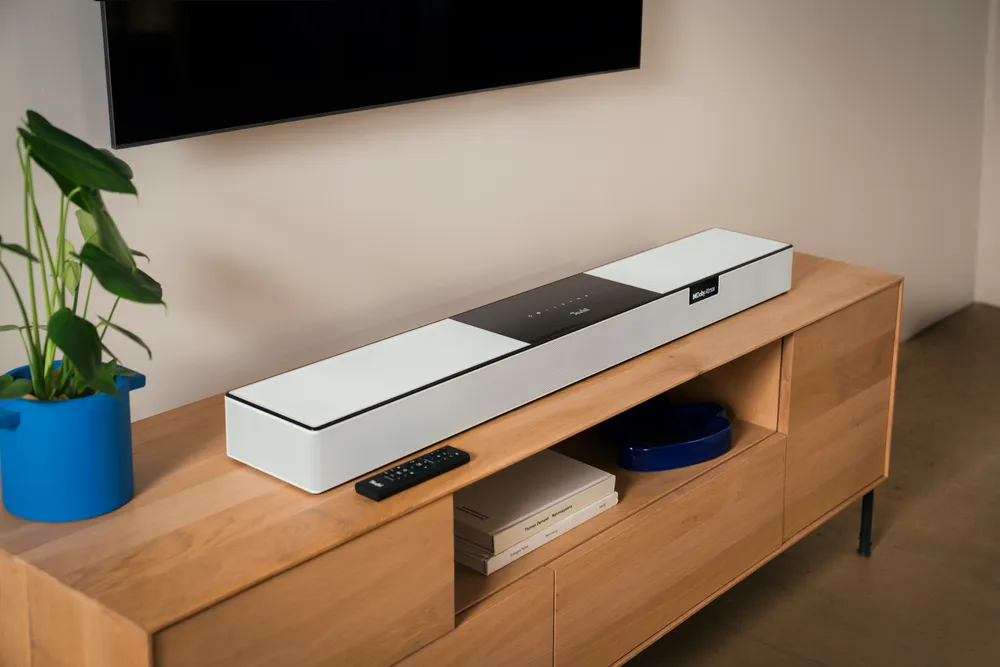 Teufel CINEBAR PRO 2 en color blanco encima de el mueble de la televisión